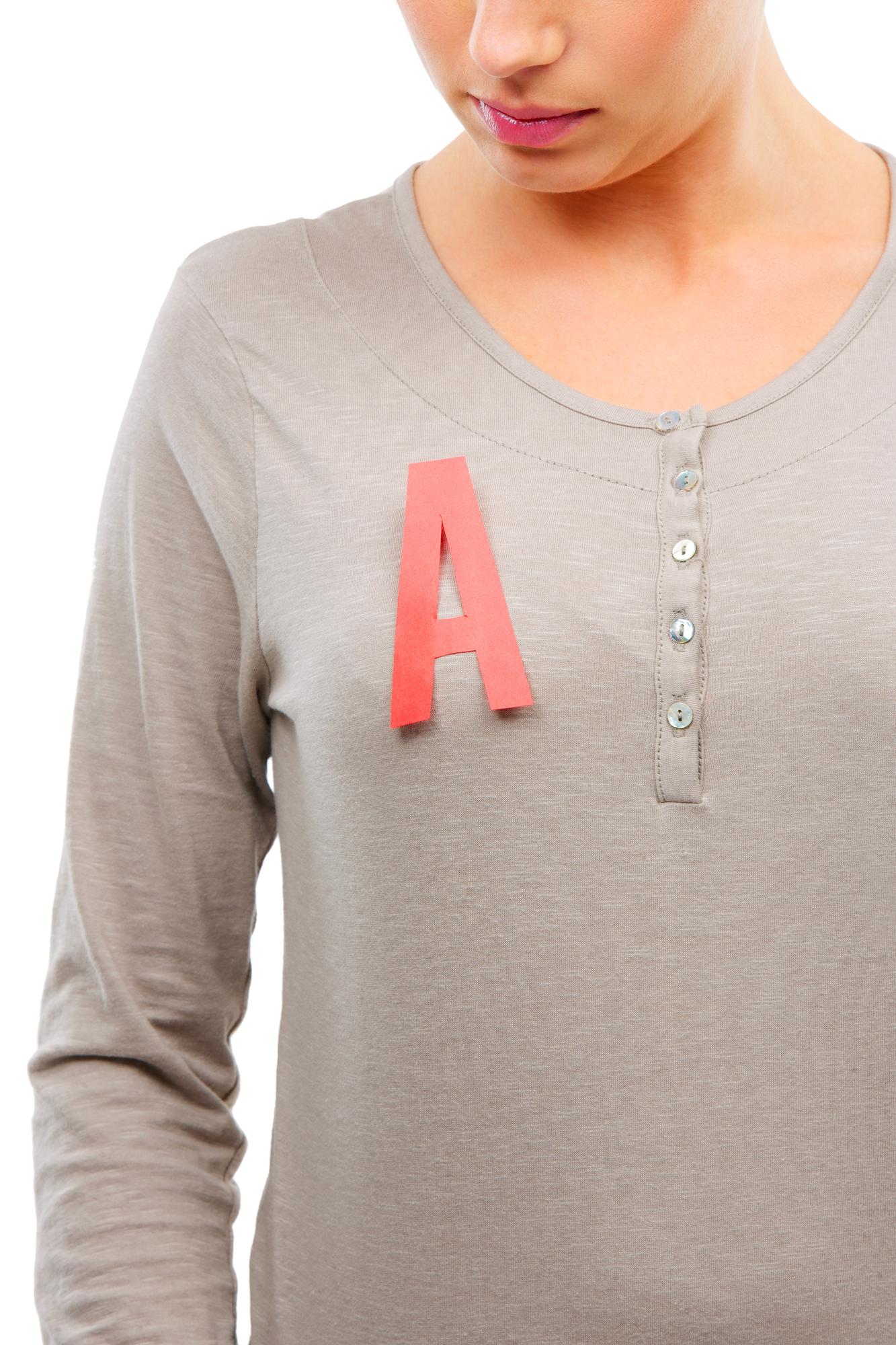 t-shirt z eleganckim haftem po zabiegu