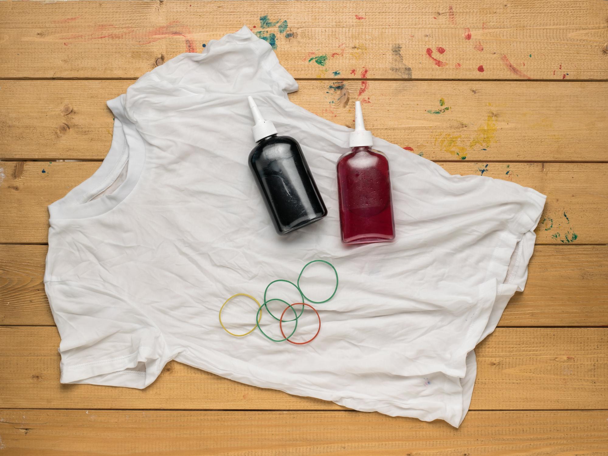 t-shirt z płaskim nadrukiem przed haftem